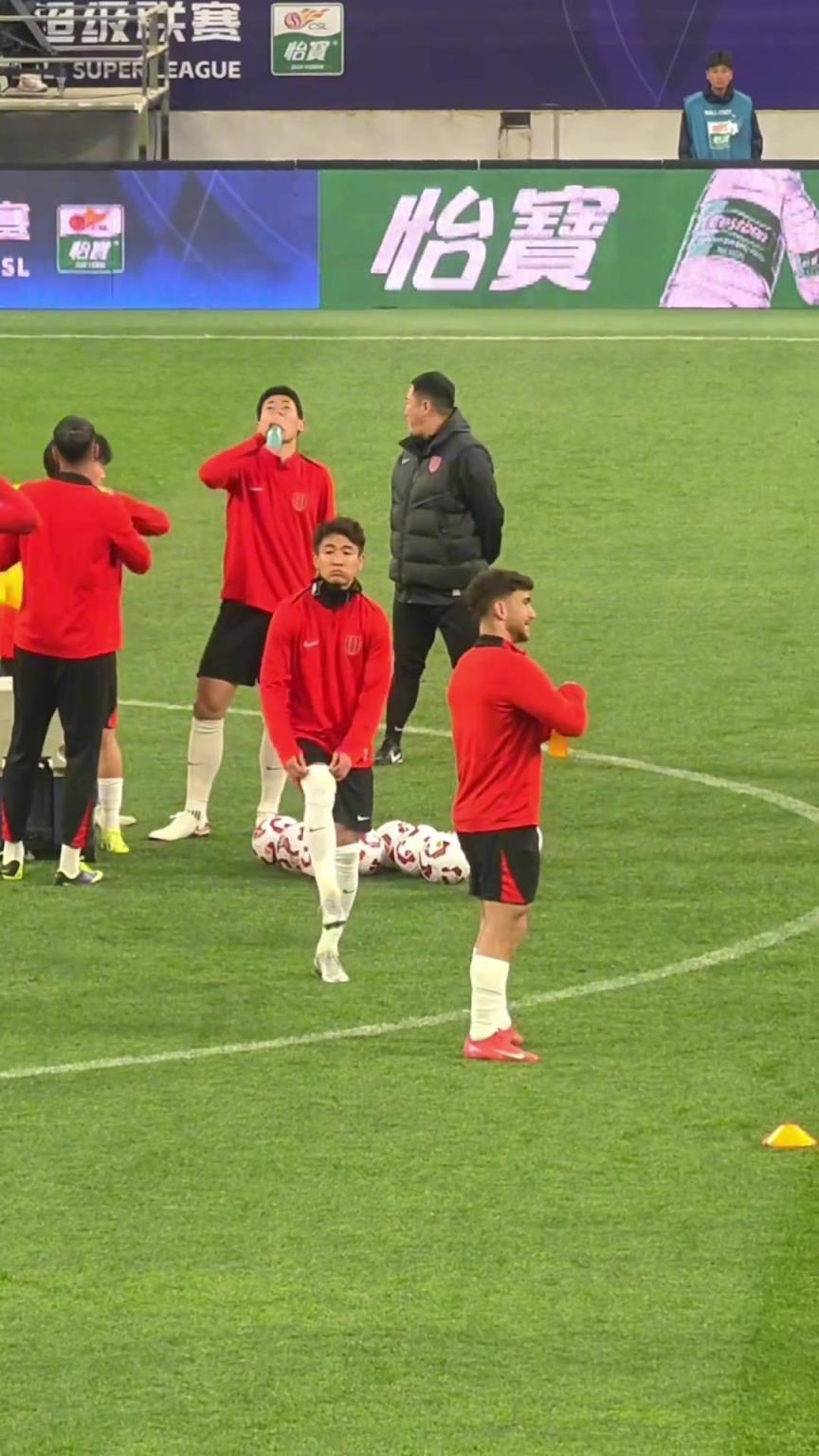 愛屋及烏!韋世豪的妻子“餃子”在看臺上受到球迷的熱烈追捧